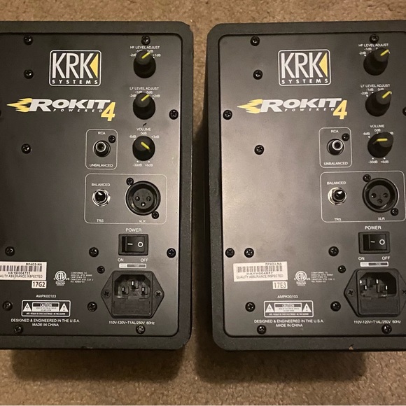 Pair of KRK ROKIT 4
2-way powered studio monitor with 4" woofer and 1" tweeter - Picture 11 of 14